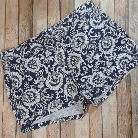 GAP Pants - Gap The Girlfriend 4in. Khaki Floral Shorts 14